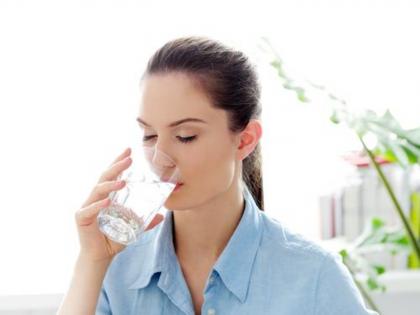 Summer Tips : How much water should you drink per day for healthy and glowing skin | Drinking Water Benefits: त्वचा ड्राय होऊ नये म्हणून दिवसभरात किती ग्लास पाणी प्यावे?