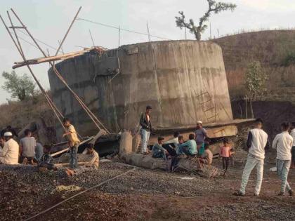 A water tank collapsed while construction was underway in Buldhana; Fortunately no casualties! | बुलढाण्यात बांधकाम सुरू असतानाच पाण्याची टाकी कोसळली; सुदैवाने जीवितहानी नाही!