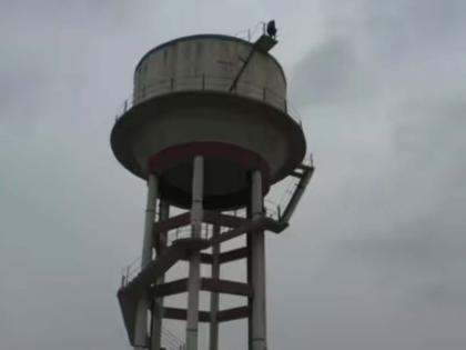 rajasthan girl climbed water tank after upset her family bharatpur | अरे देवा! "ना लग्न करुन देत, ना..."; घरच्यांच्या त्रासाला कंटाळून पाण्याच्या टाकीवर चढली तरुणी