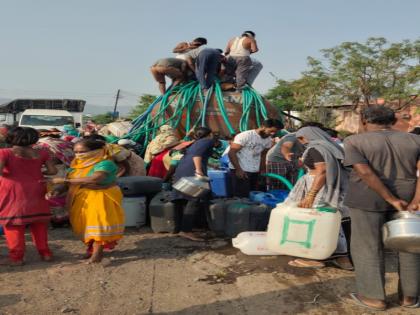 Administration ignored the crowd who around the water tanker in uruli kanchan | सोशल डिस्टन्सिंगसाठी प्रशासनाची प्रयत्नांची पराकाष्ठा अन् दुसरीकडे पाण्याच्या टँकरभोवती जमलेल्या गर्दीकडे दुर्लक्ष  