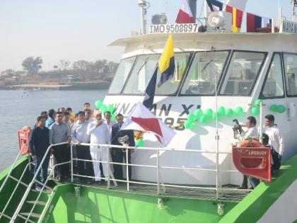 Water taxi from Belapur to Gateway of India finally started | बेलापूर ते गेटवे ऑफ इंडिया वॉटर टॅक्सी अखेर सुरू