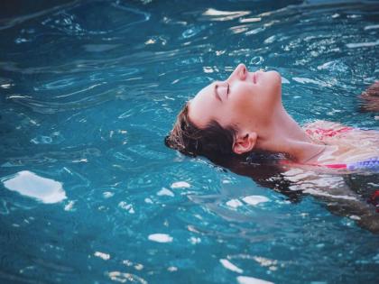 article on ﻿Water Therapy System Booming Worldwide Pain Management Technologies what to do | दुखण्याने अस्वस्थ आहात ?- पाण्यात बसा, चाला, डुंबा !