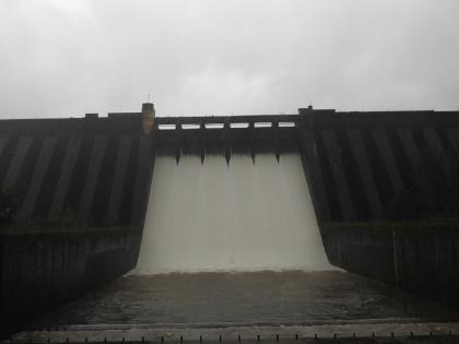 Rain continues in dam area in Satara district; 52 thousand cusec discharge from Koyna dam | सातारा जिल्ह्यात धरणक्षेत्रात पाऊस सुरूच; कोयनेतून ५२ हजार क्यूसेक विसर्ग; कण्हेरमधूनही वाढ 