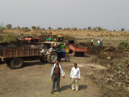 Garbage pile up from dam by people's participation | लोकसहभागातून धरणातील गाळ उपसा