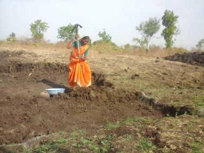 To overcome the water scarcity, elder women take inatative | पाणीटंचाई मिटविण्यासाठी आजीबाईने हाती घेतले कुदळ, फावडे !