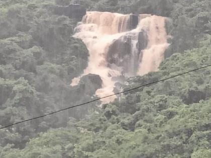 in mumbai the goregaon dindoshi forest concreting by the developer the road leading to the waterfall was closed | गोरेगाव-दिंडोशी जंगलात विकासकाकडून काँक्रिटीकरण, धबधब्याकडे जाणारा रस्ता केला बंद