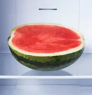 उन्हाळ्यात फ्रिजमध्ये कलिंगड कापून ठेवत असाल तर वेळीच व्हा सावध, वाढू शकतो या गोष्टीचा धोका...