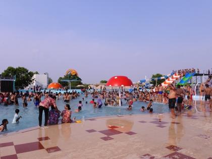 Infections caused by water park | वॉटर पार्कच्या पाण्यामुळे इन्फेक्शन