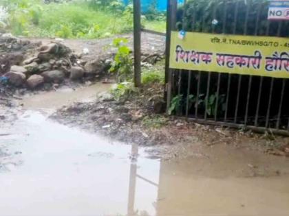 A mud empire at the entrance to Teachers Colony in Bhiwandi; Citizens are shocked | भिवंडीतील शिक्षक कॉलनीच्या प्रवेशद्वारावर चिखलाचे साम्राज्य; नागरिक हैराण