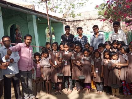 Distribution of water vessels in schools | मंगरुळपीर तालुक्यातील जि.प. शाळांत जलपात्रांचे वितरण