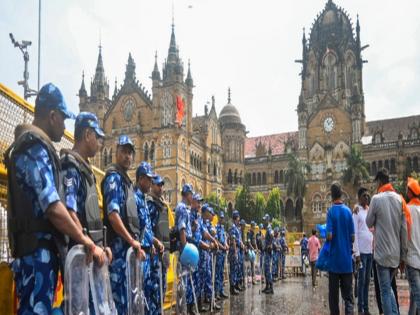 Maratha Reservation: Vacate Azad Maidan; Police in action mode after High Court order | फक्त ५० मिनिटे उरली! आझाद मैदान रिकामे करा; हायकोर्टाच्या आदेशानंतर पोलीस एक्शन मोडमध्ये Maratha Reservation: Vacate Azad Maidan; Police in action mode after High Court order | फक्त ५० मिनिटे उरली! आझाद मैदान रिकामे करा; हायकोर्टाच्या आदेशानंतर पोलीस एक्शन मोडमध्ये