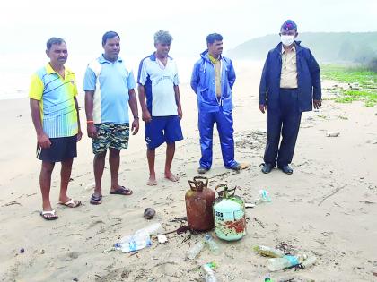 Cylinder found on the beach in Waingani, seized by police | वायंगणीत समुद्रकिनारी आढळले सिलिंडर, पोलिसांनी घेतले ताब्यात