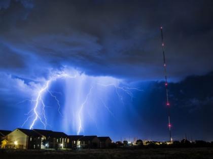 Be careful if you are out when lightning strikes in the sky | आकाशात विजा कडाडत असताना तुम्ही बाहेर असाल तर 'ही' घ्या काळजी