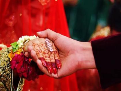 The bride got suspicious after seeing her husband's hands while he was putting on the garland! She angrily refused to get married. | वरमाला घालतेवेळी नवऱ्याचे हात पाहून नवरीला आला संशय! संतापत लग्न करण्यास दिला नकार The bride got suspicious after seeing her husband's hands while he was putting on the garland! She angrily refused to get married. | वरमाला घालतेवेळी नवऱ्याचे हात पाहून नवरीला आला संशय! संतापत लग्न करण्यास दिला नकार