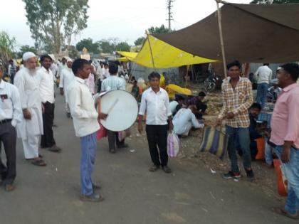 Asegaon Weekday market on the road; Barrier to traffic | आसेगावचा आठवडी बाजार रस्त्यावर; वाहतुकीला अडथळा