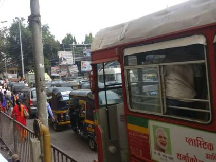 Traffic detention by shutting down a route | एक मार्ग बंद केल्याने वाहतुकीचा खोळंबा