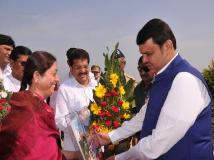 Welcome to Chief Minister Airport | मुख्यमंत्री देवेंद्र फडणवीस यांचे जळगाव विमानतळावर स्वागत