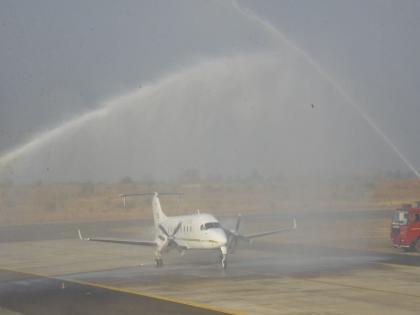 Welcome to the dream of the flight of Jalgaon, Mumbai | बहुप्रतीक्षित विमानसेवेची स्वप्नपूर्ती, जळगाव-मुंबई विमानसेवेचे जल्लोषात स्वागत