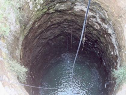 The rock foundation fell and disaster ensued; Two siblings drowned in a well | पाया खालचा खडक घसरला अन् अनर्थ झाला; दोघा भावंडांचा विहिरीत बुडून मृत्यू