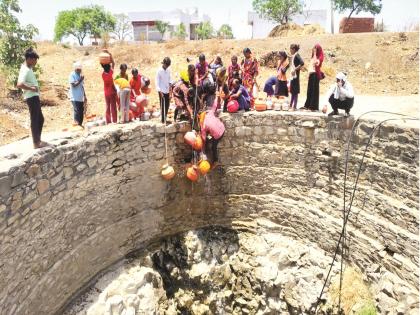 Life is at risk for a pot of water; This year too, the residents of Laxman Naik Tanda are facing severe water shortage | हंडाभर पाण्यासाठी जीव धोक्यात; यंदाही लक्ष्मण नाईक तांडावासीयांच्या नशिबी भीषण पाणीटंचाई Life is at risk for a pot of water; This year too, the residents of Laxman Naik Tanda are facing severe water shortage | हंडाभर पाण्यासाठी जीव धोक्यात; यंदाही लक्ष्मण नाईक तांडावासीयांच्या नशिबी भीषण पाणीटंचाई