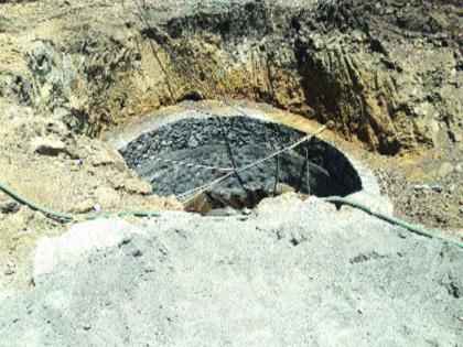 Use of stone churry to build a well, Dahanu Jharali Adivasi village type | विहिर बांधण्यासाठी दगडी चुरीचा वापर, डहाणूतील झारली या आदिवासी गावातील प्रकार