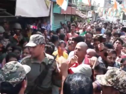 West Bengal: Ruckus during repoll; TMC-BJP workers clash! - English News | West Bengal: Ruckus during repoll; TMC-BJP workers clash! | Latest News at Lokmattimes.com