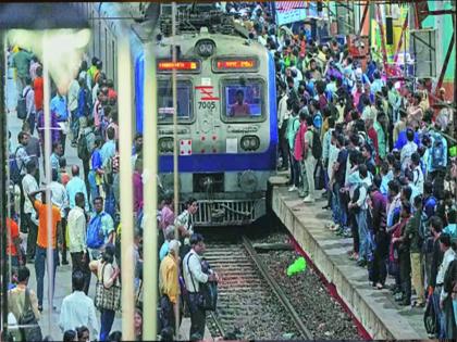 western railway mega block on first day 256 locals cancelled passengers in trouble | मेगाब्लॉकमुळे प्रवाशांचे मेगा हाल; पहिल्याच दिवशी सावळागोंधळ, २५६ लोकल रद्द