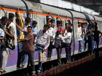 लोकलच्या दरवाजात लटकू नका; वाढते अपघात रोखण्यासाठी पश्चिम रेल्वेची मुंबईतील २५० सिनेमागृहांमध्ये जनजागृती - Marathi News | Don't hang on the doors of local trains; Western Railway creates awareness in 250 cinema halls in Mumbai to prevent increasing accidents | Latest News at Lokmat.com लोकलच्या दरवाजात लटकू नका; वाढते अपघात रोखण्यासाठी पश्चिम रेल्वेची मुंबईतील २५० सिनेमागृहांमध्ये जनजागृती - Marathi News | Don't hang on the doors of local trains; Western Railway creates awareness in 250 cinema halls in Mumbai to prevent increasing accidents | Latest News at Lokmat.com