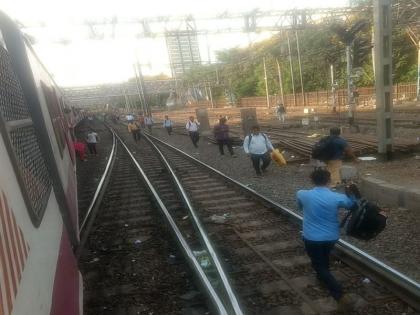 IPL 2018 banner on Wankhede stadium fall down on western railway overhead wire | ‘आयपीएलच्या बॅनर’मुळे पश्चिम रेल्वेला ‘ब्रेक’!