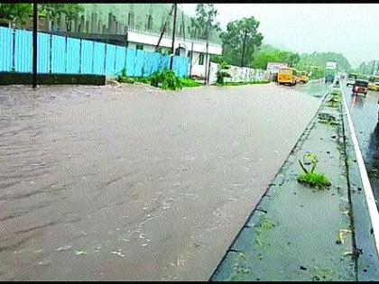 During Karjat-Kalyan, the water level on the highway | कर्जत-कल्याण दरम्यान राज्यमार्गावर पाणीच पाणी
