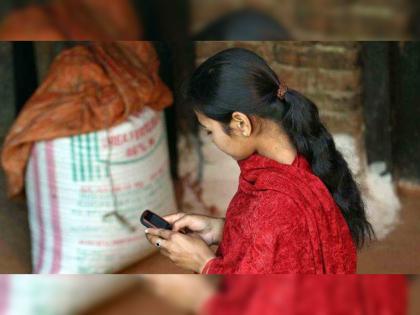 The husband gifted an expensive mobile phone to wife, but wife killed herself | पतीने महागडा मोबाईल गिफ्ट केला पण एका गोष्टीनं घात झाला; पत्नीनं स्वत:ला संपवलं