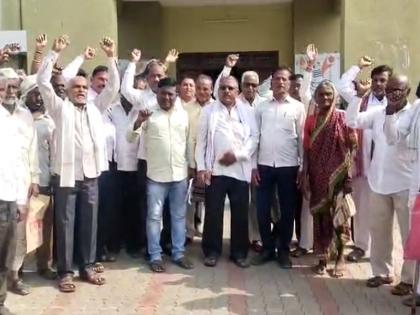 Demonstration in front of Tehsil Office against land mafia encroachment on minor project road | लघु प्रकल्प रस्त्यावरील भूमाफियांच्या अतिक्रमणाविरोधात तहसील कार्यालयासमोर निदर्शने