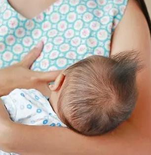 स्तनपान करताना छातीत गाठी झाल्या-ताप आला-सतत रडू येतं? आईचं आरोग्य धोक्यात, तज्ज्ञांची मदत घ्या..