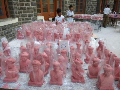 Students made the school's founders' sculptures | विद्यार्थ्यांनी तयार केली शाळेच्या संस्थापकांची शिल्पे