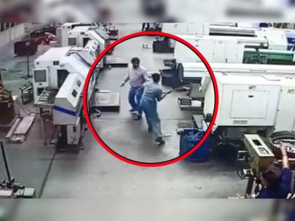 VIDEO - Dynamic assault by the manager in a dynamic company | VIDEO- डायनॅमिक कंपनीत कर्मचाऱ्यांकडून मॅनेजरला बेदम मारहाण