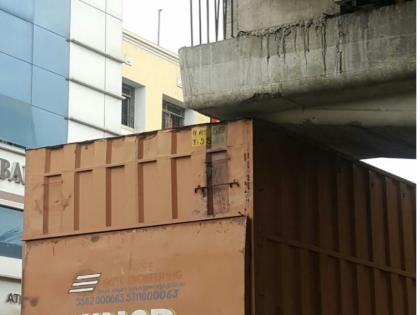 Container stalking under DehuRed flyovers; Traffic disorder | देहूराेड उड्डाणपुलाखाली कंटेनर अडकला ; वाहतूक विस्कळीत 