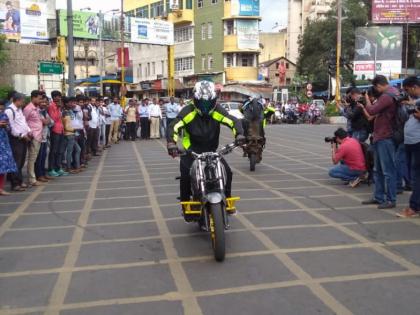 Maratha kranti morcha: Stunt protest against mla Kulkarni | Maratha kranti morcha : अामदार कुलकर्णी यांचा निषेध करण्यासाठी पुण्यात स्टंट अांदाेलन