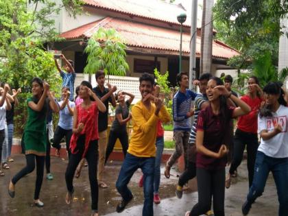 Flash Mob's Surprise for FTII Open Day | एफटीआयआयच्या ओपन डे ला ‘फ्लॅश मॉब’चे सरप्राईज