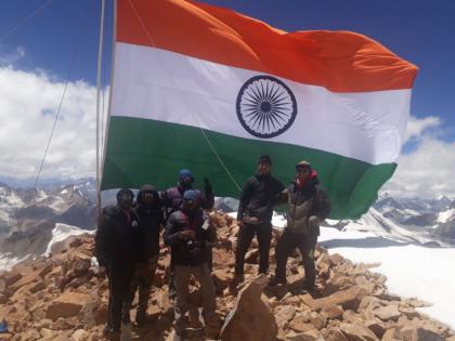 by hosting flag on 20 thousand feet they celebrated independence day | 20 हजार फुटांवर झेंडा फडकवून त्यांनी साजरा केला स्वातंत्र्यदिन