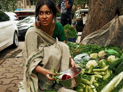 actress Adah Sharma was snapped selling vegetables on the streets | see pics : अदा शर्मावर का आली रस्त्यावर भाजीपाला विकण्याची वेळ?