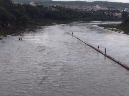 youth swimming in mutha river in a dangerous way | मुठा नदीत तरुणांच्या जीवघेण्या कसरती