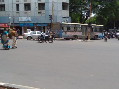 Lack of smart crossing on smart roads | स्मार्ट रस्त्यांवर स्मार्ट क्राॅसिंगचा अभाव