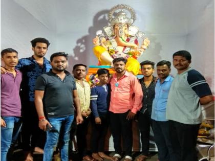 members of ganesh pandal came forward to help him | विघ्न दूर करण्यासाठी कार्यकर्ते अाले धावून