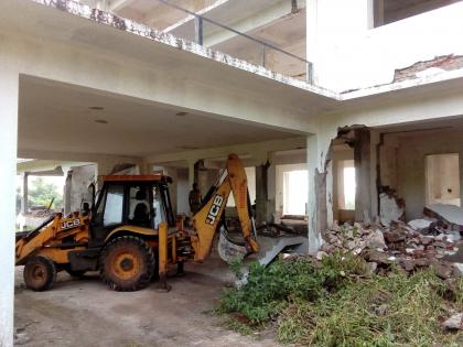 Raigad ZP is demolishing illegal bungalow of Avinash Kothari | कोठारीच्या बेकायदा बंगल्यावर हातोडा