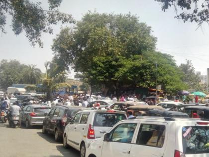 traffic jam due to conflicts among two women at warje | दाेन महिलांच्या भांडणामुळे वारज्यात वाहतूक काेंडी