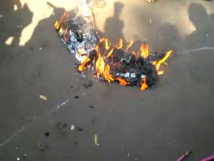 ncp burns mansmruti and image of evm machine | राष्ट्रवादीकडून मनस्मृती व इव्हीएम मशीनच्या प्रतिकृतीचे दहन