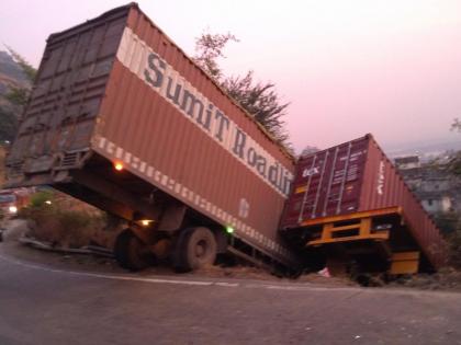 Two containers collapsed at home on Mumbra Bypass; One injured | मुंब्रा बायपासवर घरावर दोन कंटेनर कोसळले; एक जखमी