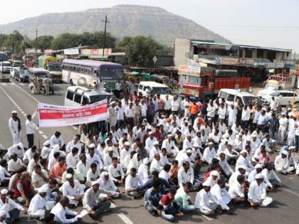 Ahmednagar-Aurangabad highway blocked for water | अहमदनगर-औरंगाबाद महामार्ग पाण्यासाठी अडविला