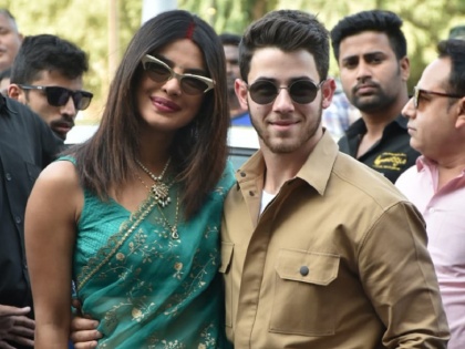 Newly wed Priyanka Chopra and Nick Jonas pose for shutterbugs while leaving Jodhpur | Priyanka Nick Wedding : हातात चुडा, भांगात कुंकू...लग्नानंतर पहिल्यांदा दिसली प्रियांकाची झलक!