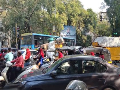 traffic jam at karve road two lanes are shut down for metro work | कर्वेरस्त्यावर वाहतूक काेंडी, मेट्राेच्या कामासाठी बंद केल्या लेन